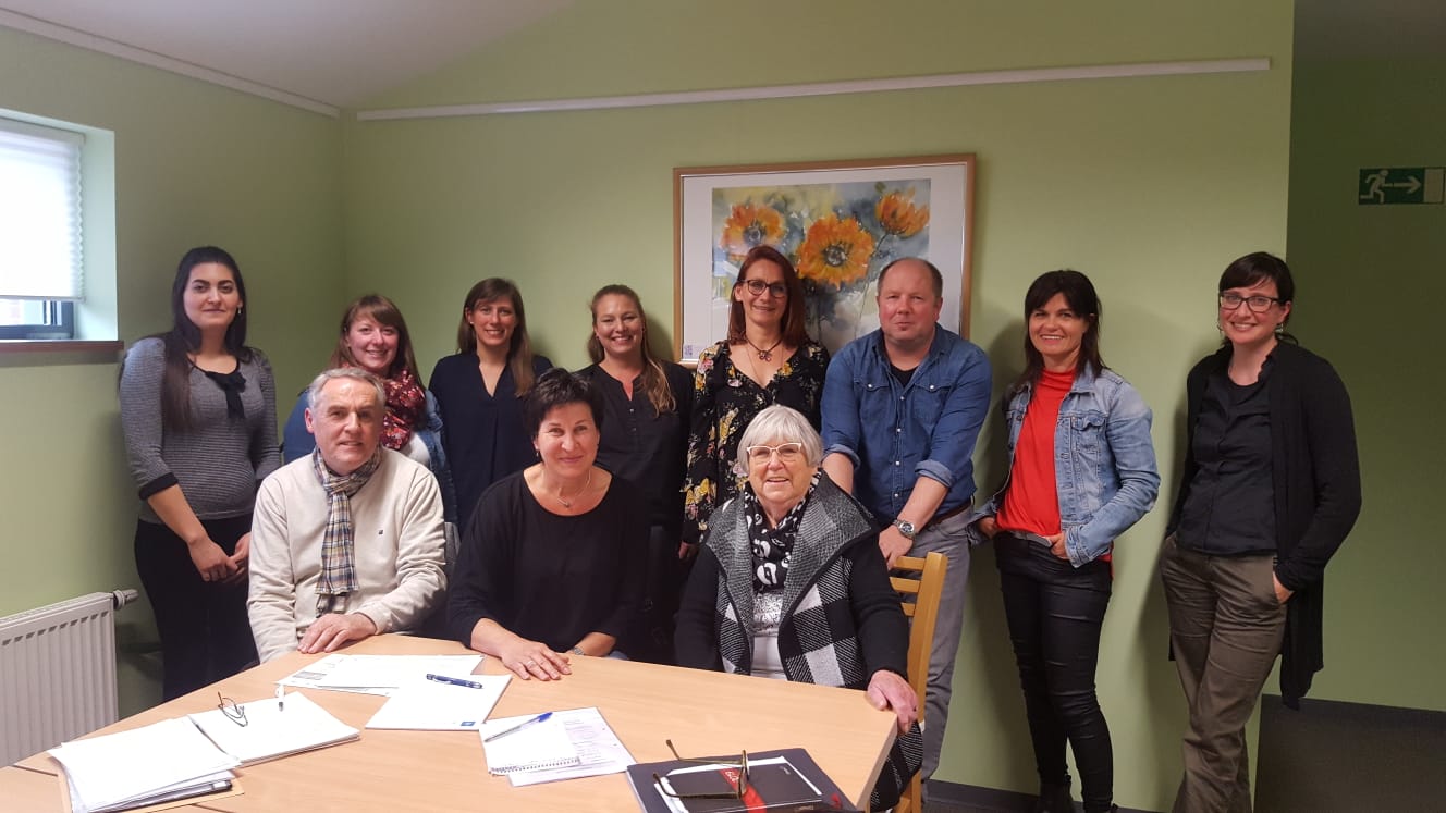 Die Haupt- und Ehrenamtlichen beim Treffen in Bogen gemeinsam mit der Bildungskoordinatorin für Neuzugewanderte des Landkreises Straubing-Bogen, Dr. Verena Sattler-Schötz (stehend hinten, 3. von links).