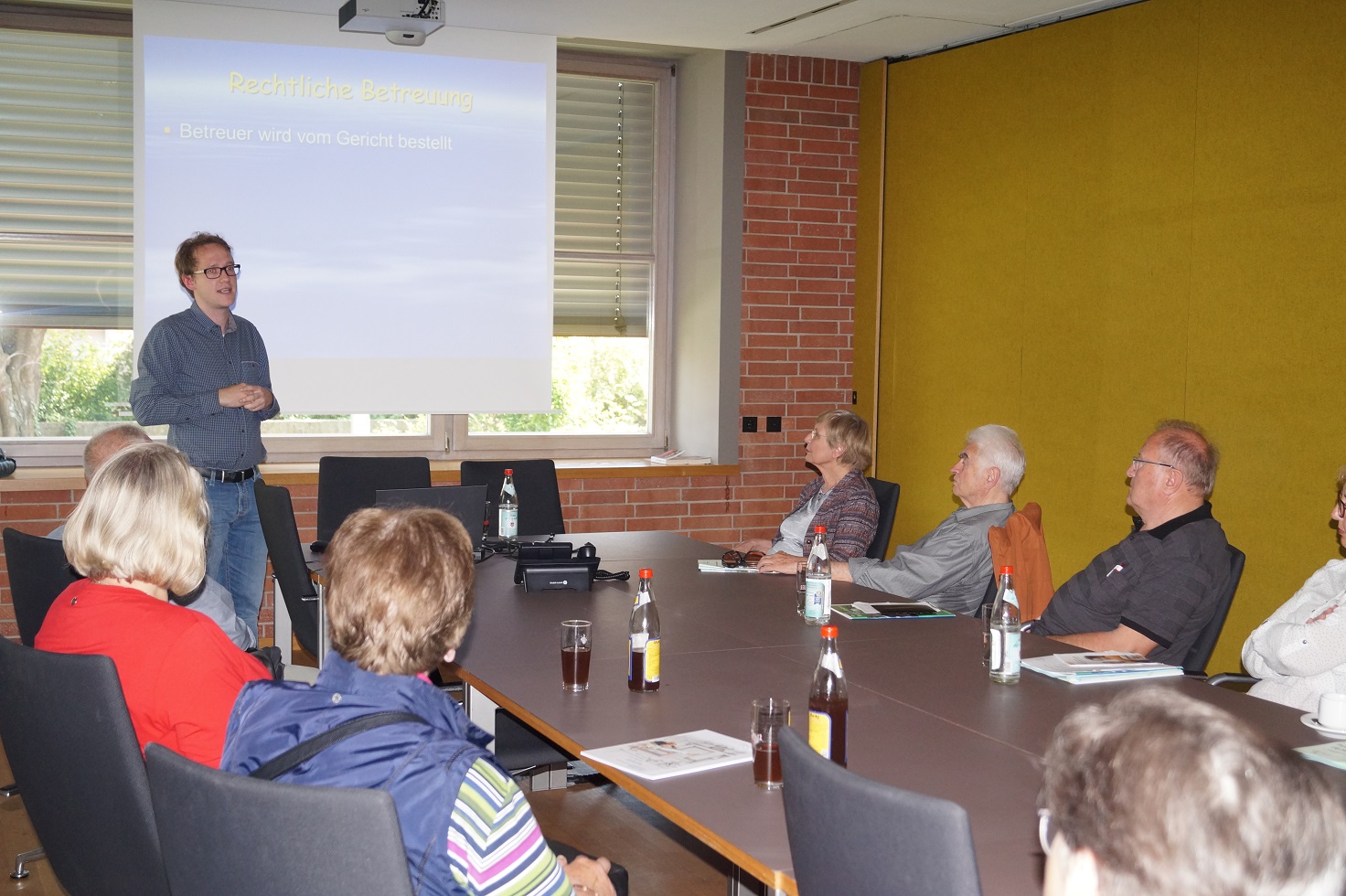 Gabriel Schwarzer von der Betreuungsstelle bei seinem Vortrag im Kleinen Sitzungssaal zum Thema Patientenverfügung.