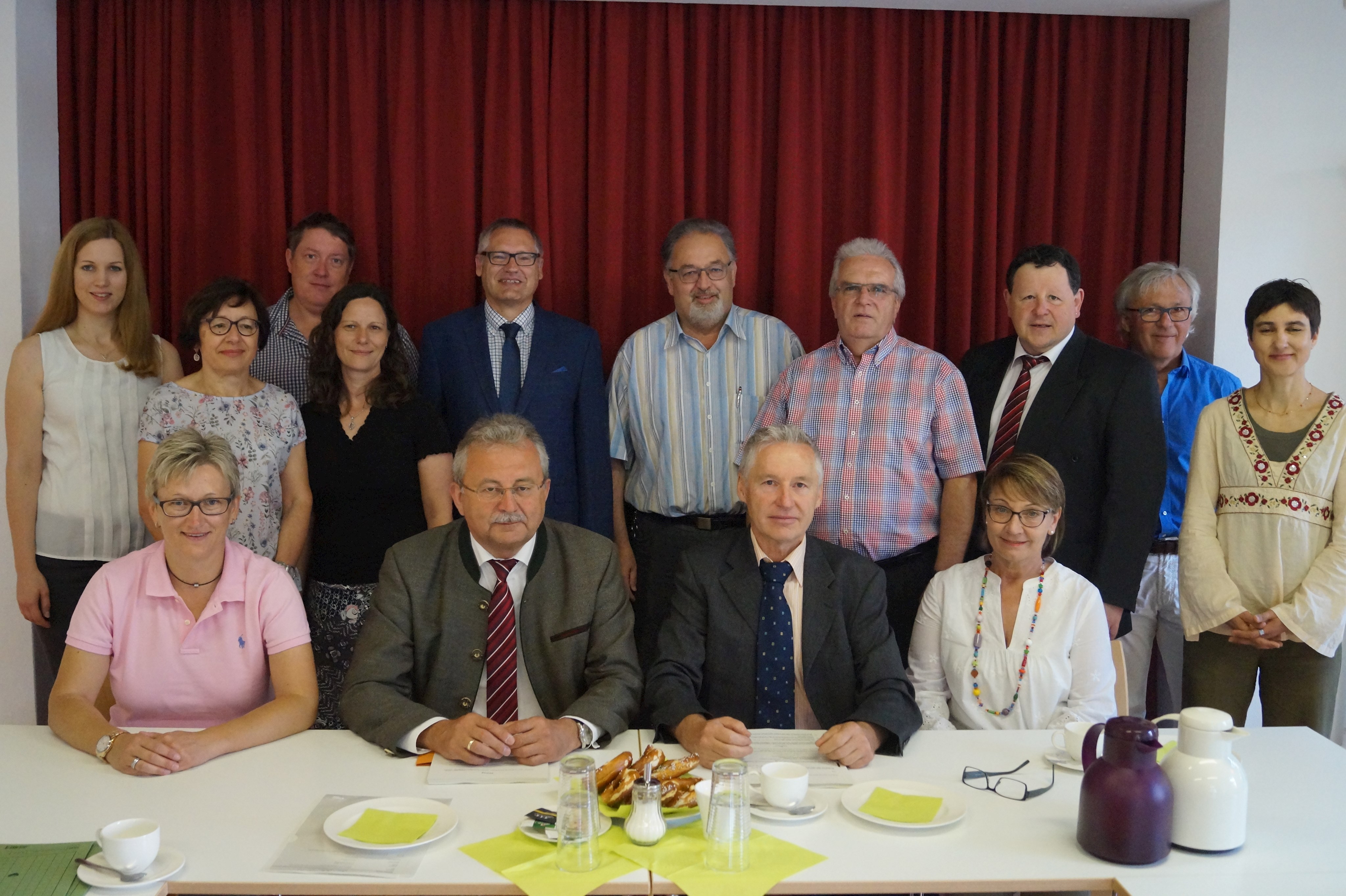 Kreiskämmerin Silke Raml, Landrat Josef Laumer, Karl-Heinz Weiss (Geschäftsführer Dechant-Wiser-Stiftung) und Andrea Semmelmann (Einrichtungsleiterin Kreiskinderhaus, sitzend von links) bei der Vertragsunterzeichnung gemeinsam mit Vertretern des Landkreises, der Dechant-Wiser-Stiftung und des Thomas-Wiser-Hauses.