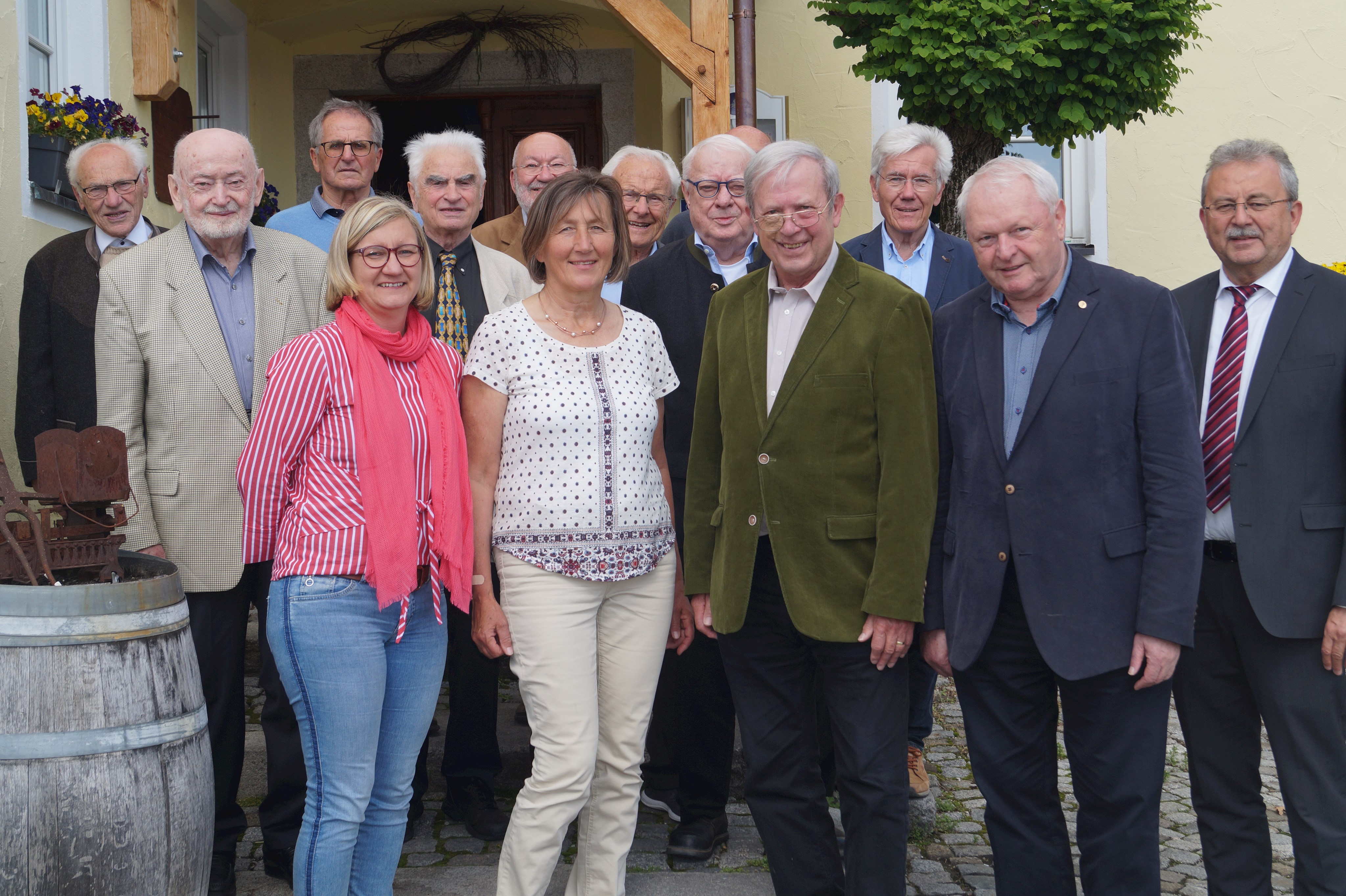 Die Teilnehmer am Treffen der Josef-Schlicht-Medaillen-Träger mit Landrat Josef Laumer (rechts) und Altlandrat Ingo Weiß (8. von links) vor dem Gasthaus in Steinach.