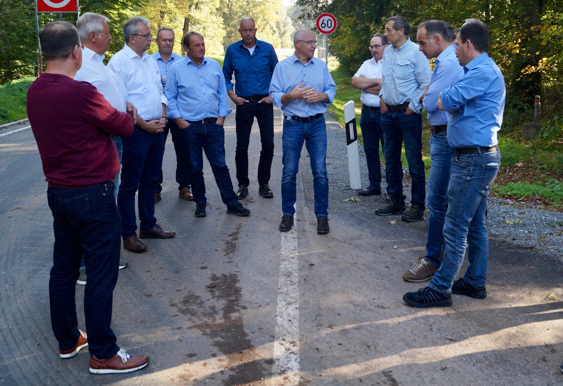Entscheidungsgrundlage direkt vor Ort: Bauausschuss besichtigt auf Rundfahrt Straßenbauprojekte im Landkreis