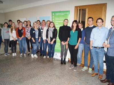 Cannabis-Prävention 002.JPG Die Teilnehmer/innen an der Multiplikatorenschulung mit Landrat Josef Laumer (ganz rechts) und Organisatorin Verena Schmalhofer (siebte von rechts) stehend vor dem Sitzungssaal im Landratsamt.