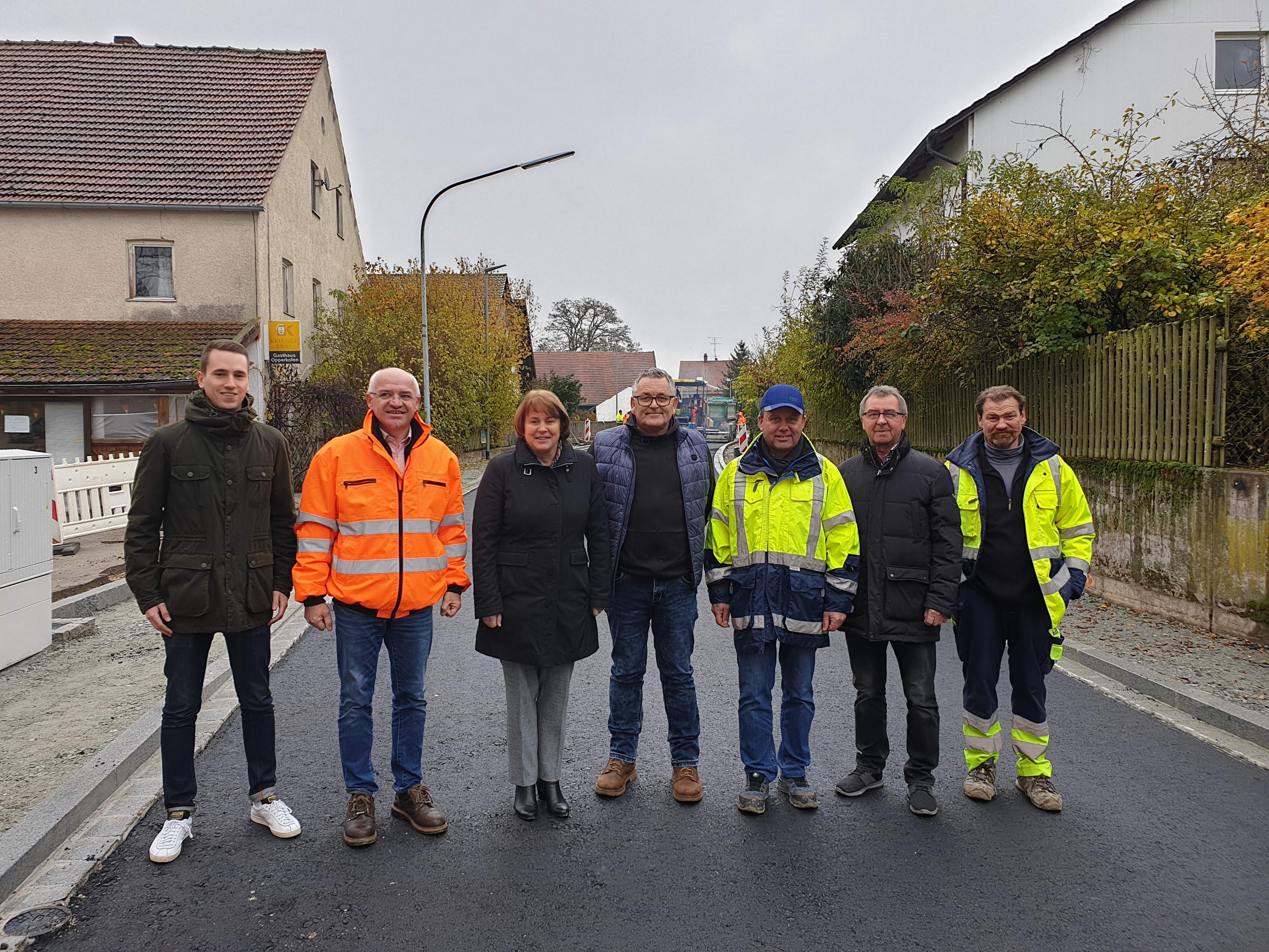 Simon Amann (Bauamt Gemeinde Feldkirchen), Markus Fischer (Leiter Tiefbauverwaltung Landratsamt), Barbara Unger (1. Bürgermeisterin Feldkirchen), Rudi Dietl (2. Bürgermeister Feldkirchen), Alfred Gegenfurtner (Firma Gegenfurtner), Manfred Hacker (Ingenieurbüro KEB), Alfred Fränzel (Firma Gegenfurtner, von links) stehend beim Ortstermin in Opperkofen.