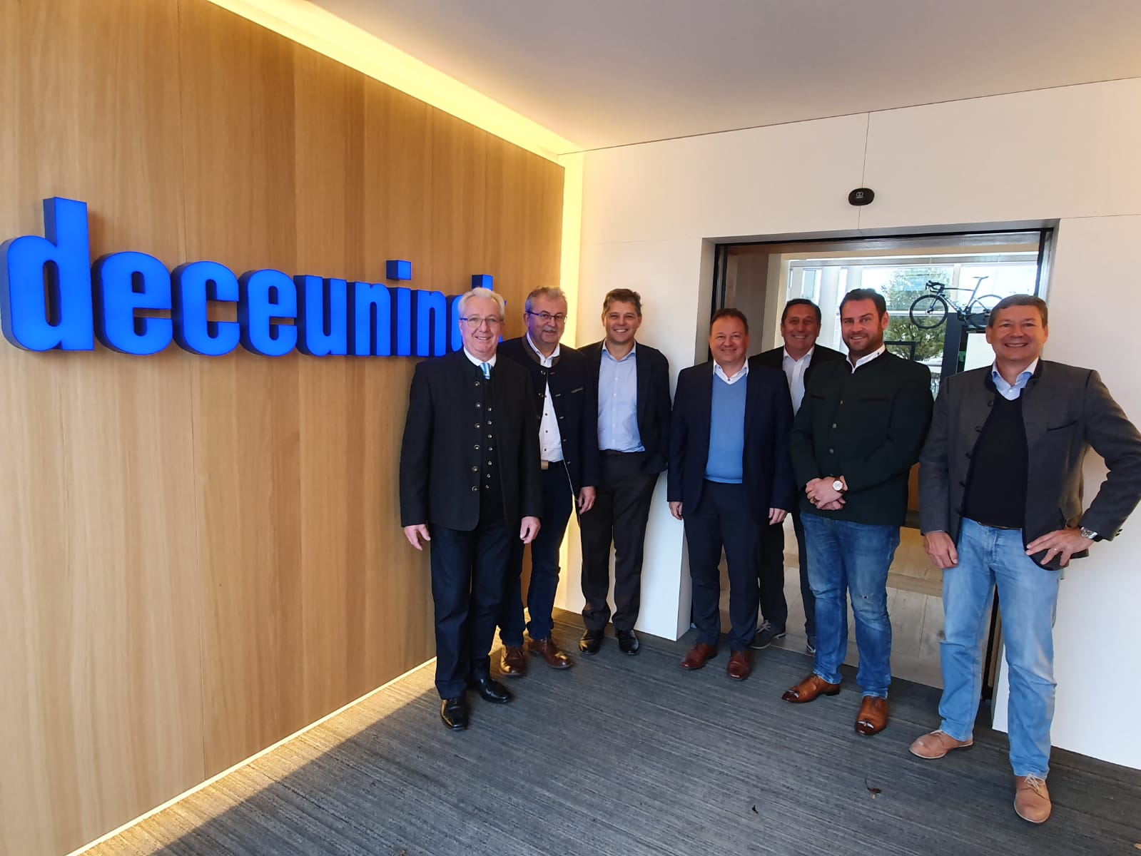 Franz Schedlbauer (Bürgermeister Bogen), Landrat Josef Laumer, Francis Van Eeckhout (CEO Deceuninck Gruppe), Didier Leclerq (CCO Europe von Deceuninck), Hans Hornberger (Bürgermeister Hunderdorf), Marin Köck (Wirtschaftsreferent Landkreis) und Peter Laubenstein (Geschäftsführer Deceuninck, von links) in der Firmenzentrale von Deceuninck im belgischen Hooglede-Gits.