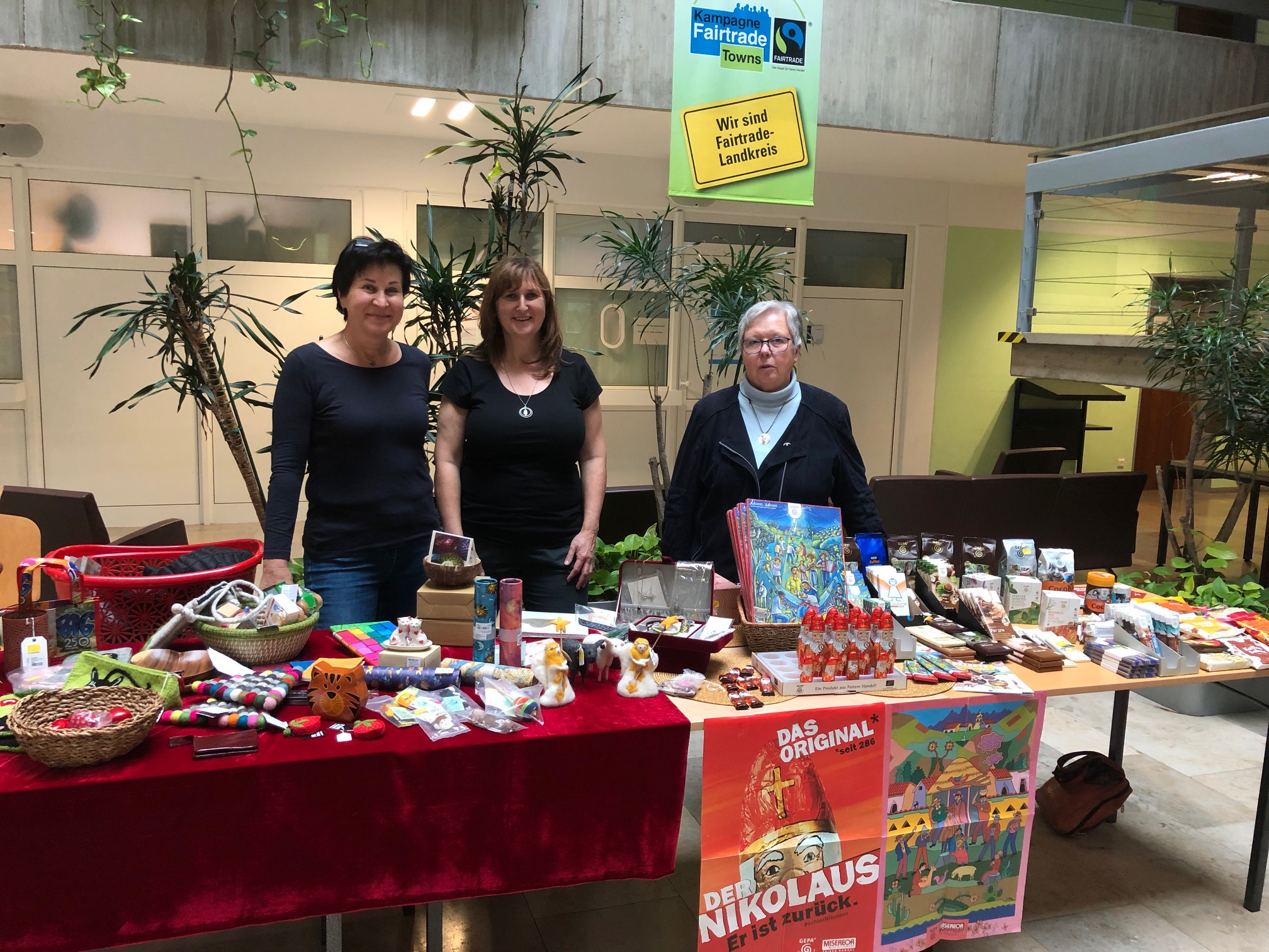 Die Steuerungsgruppen-Mitglieder Anita Karl, Beate Frank und Maria Birkeneder (von links) am Stand im Landratsamt mit den Verkaufs- und Präsentationsartikeln.