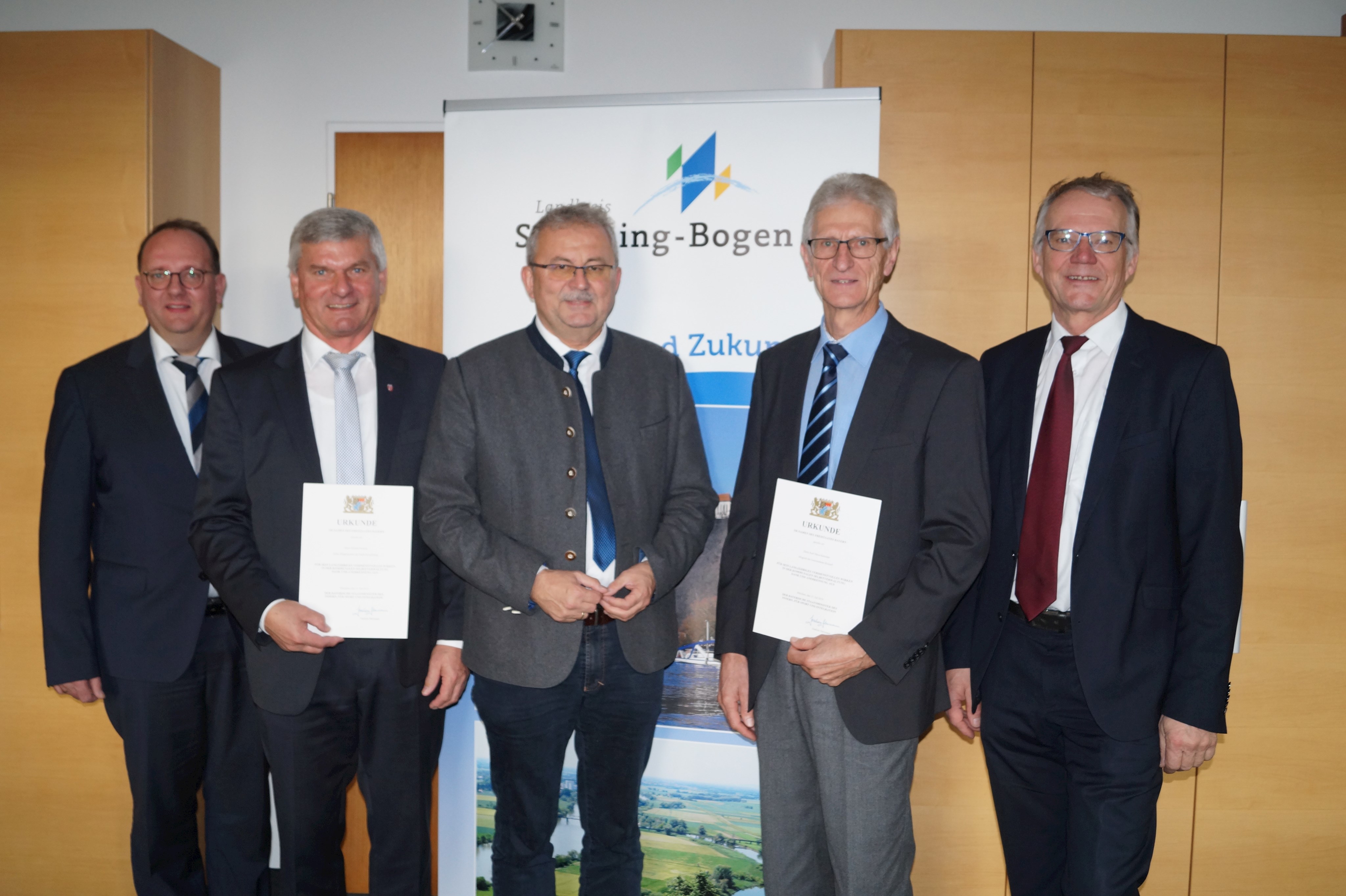 Geiselhörings Bürgermeister Herbert Lichtinger, Herbert Prebeck, Landrat Josef Laumer, Karl Heinz Kerscher und Konzells Bürgermeister Fritz Fuchs (von links) mit den Urkunden im Büro des Landrats.