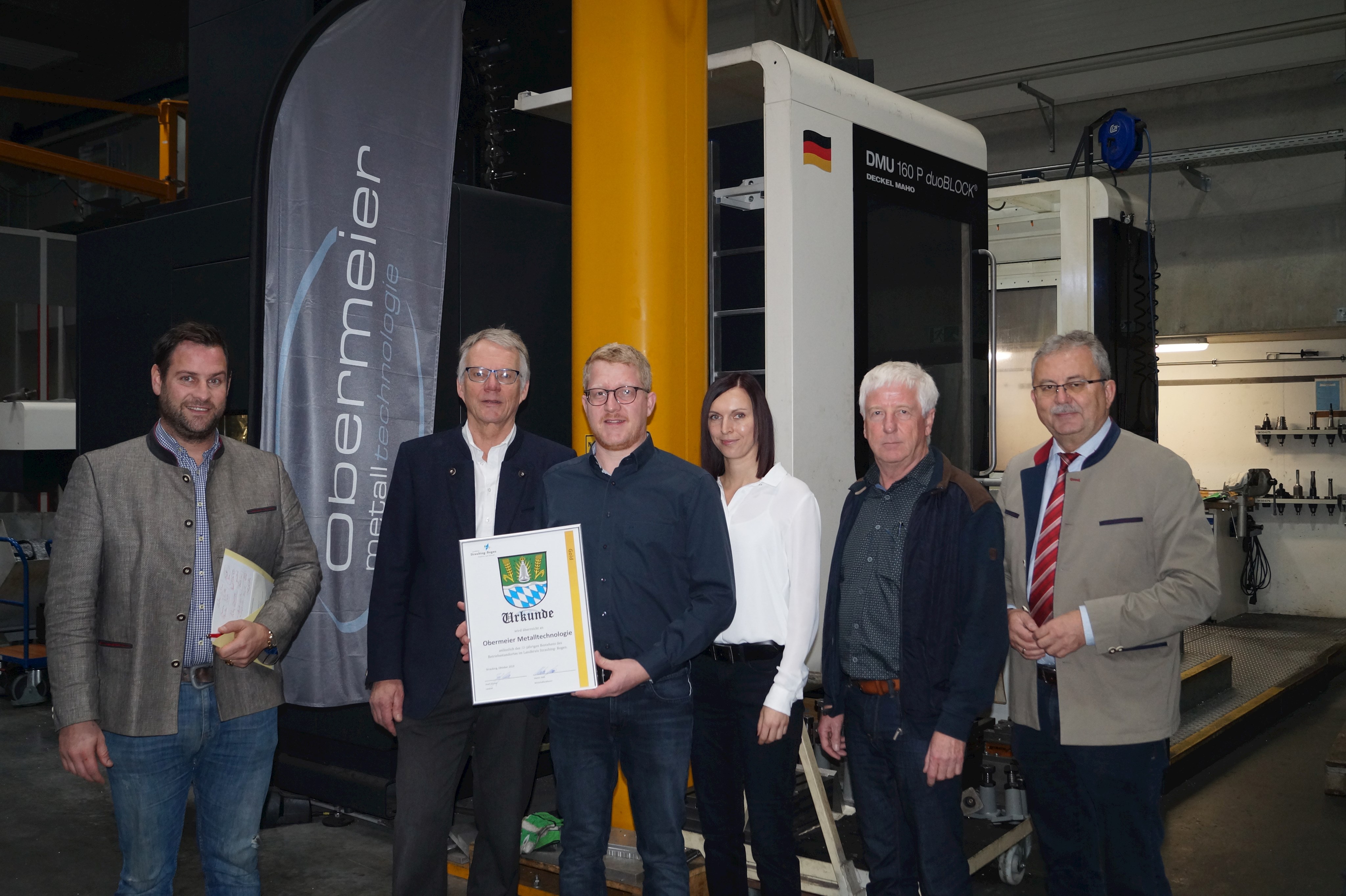 Wirtschaftsreferent Martin Köck, Konzells Bürgermeister Fritz Fuchs, Geschäftsführer Reiner Obermeier, Andrea Obermeier, Senior-Chef Max Obermeier und Landrat Josef Laumer (von links) beim Firmenbesuch in Konzell in der Werkhalle der Firma.