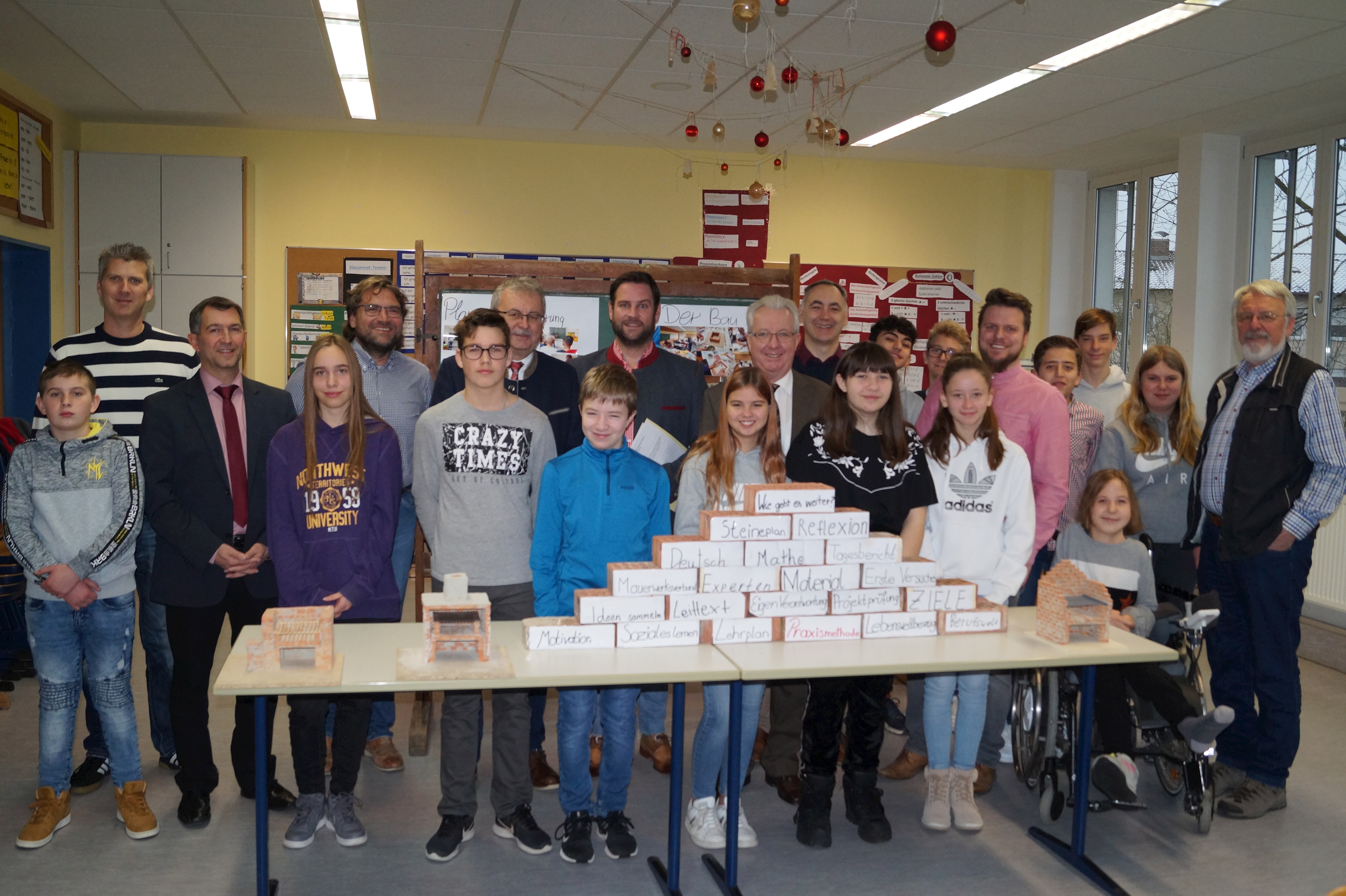 Die Schülerinnen und Schüler stellen den Gästen ihr Praxisprojekt im Klassenzimmer vor.