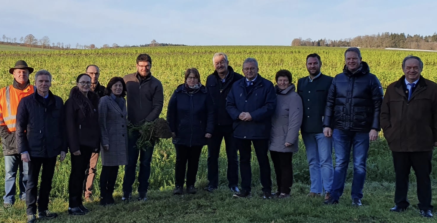 Matthäus Obermaier, Josef Groß (Leiter Amt für Ernährung, Landwirtschaft und Forsten), Josefine Hilmer (Landratsamt), Kreisrat Franz Lehner, Kreisbäuerin Claudia Erndl, Stephan Obermaier, Stellvertretende Kreisbäuerin Brigitte Landstorfer, Gerhard Stadler (Bezirkspräsident Bauernverband), Landrat Josef Laumer, Kreisrätin und Ehrenkreisbäuerin Margarete Stadler, Wirtschaftsreferent Martin Köck, Bezirksrat Franz Schreyer und Leiblfings Bürgermeister Wolfgang Frank (von links) stehen beim Ortstermin in Eschlbach vor einem der Felder.