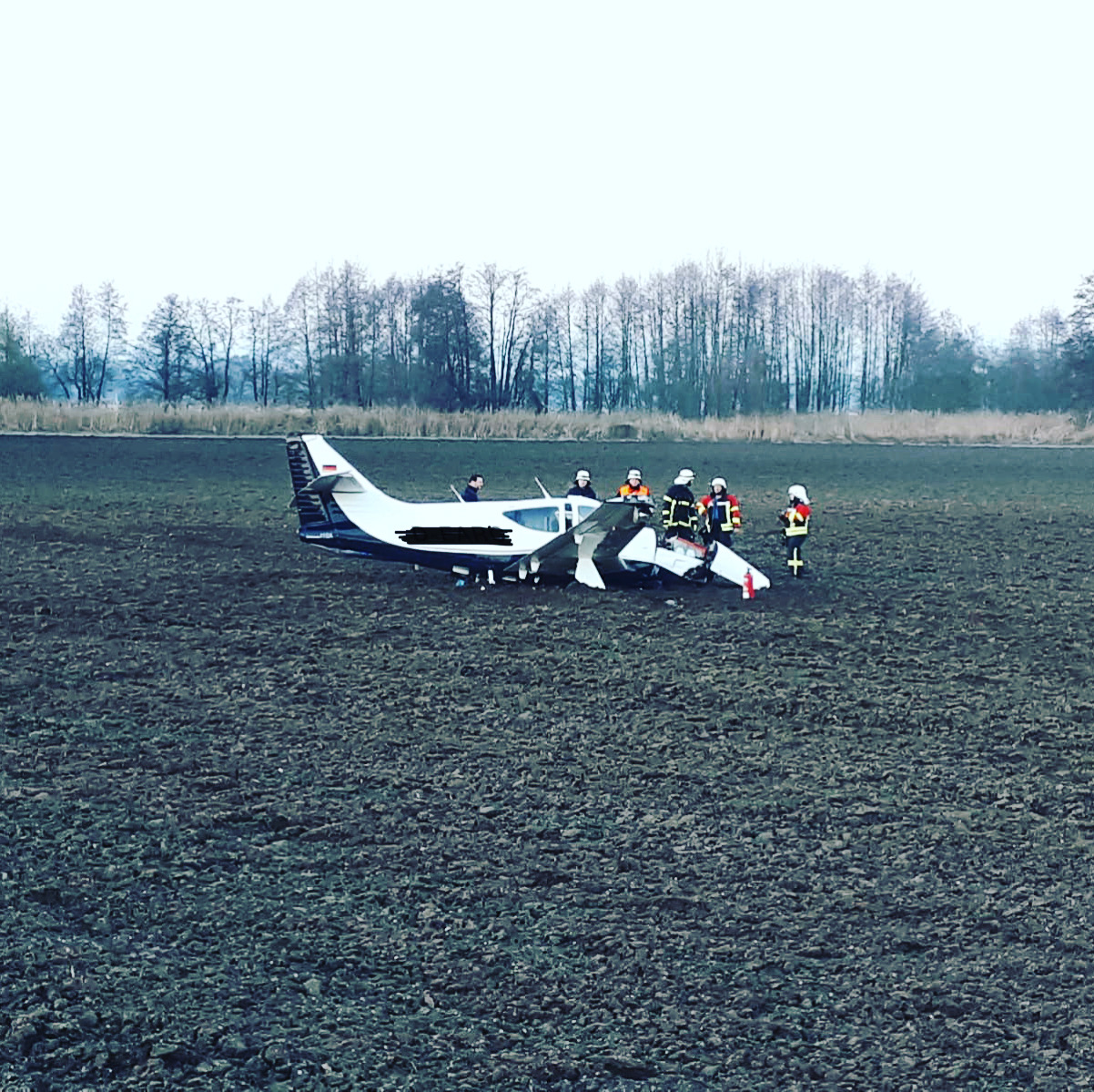 Notlandung eines Kleinflugzeuges auf einem Feld bei Rain