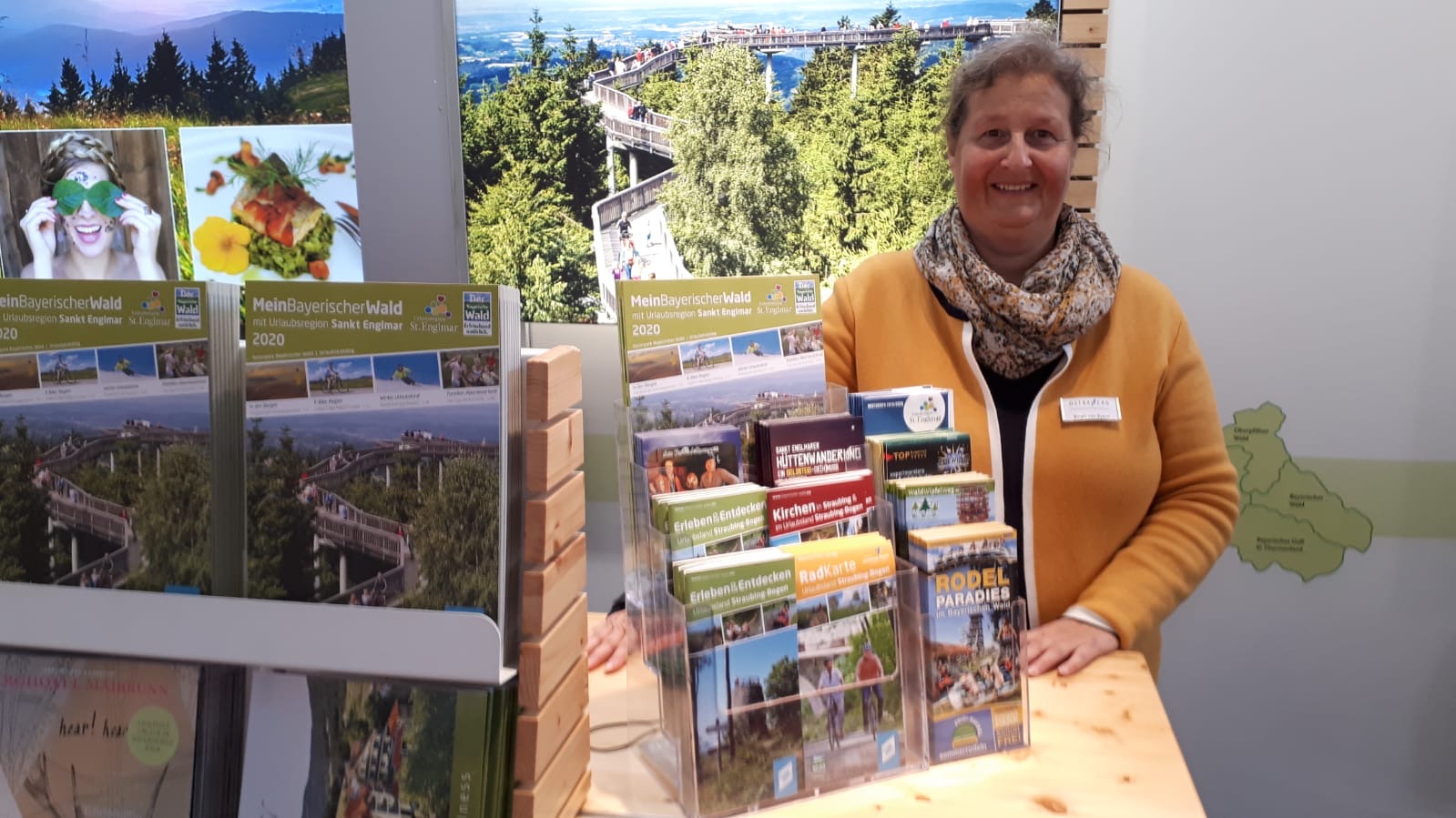 Birgit von Byern, Tourismusreferentin des Landkreises Straubing-Bogen, stehend am Messestand in München.