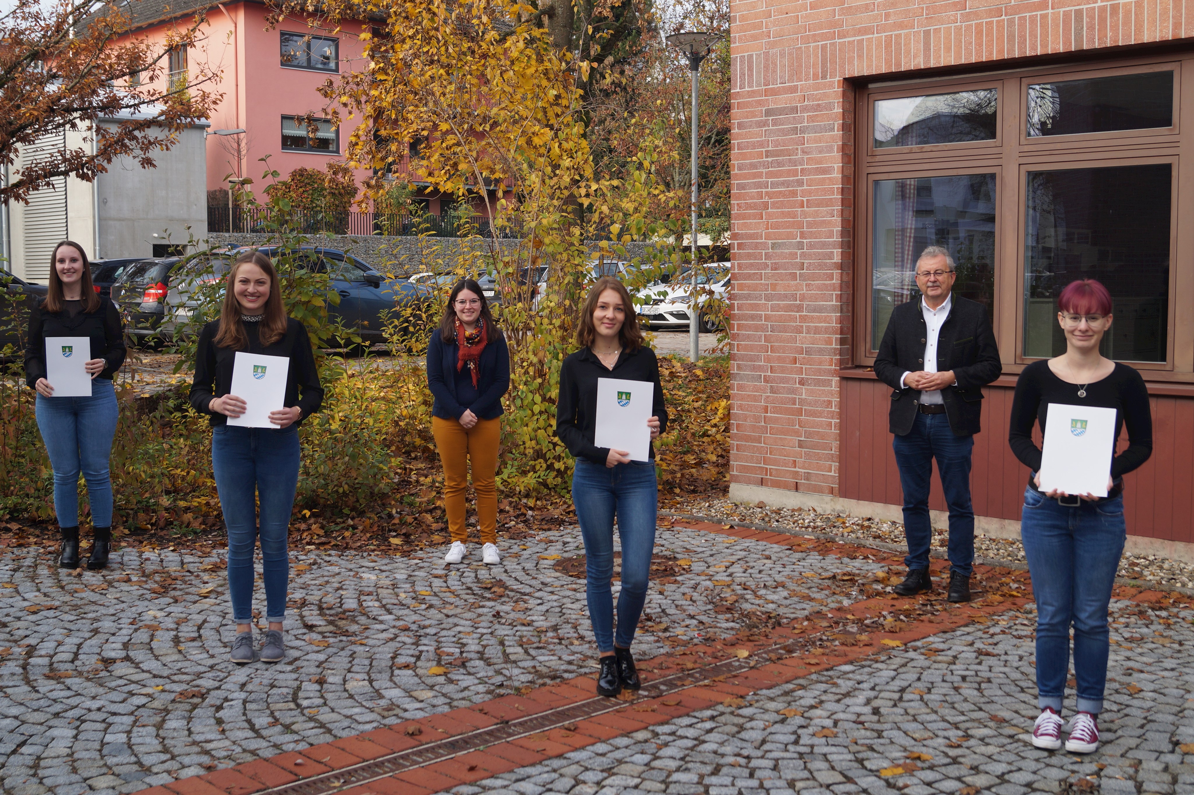 Drei Auszubildende und eine Aufstiegsbeamtin mit bayernweiten Spitzenplätzen