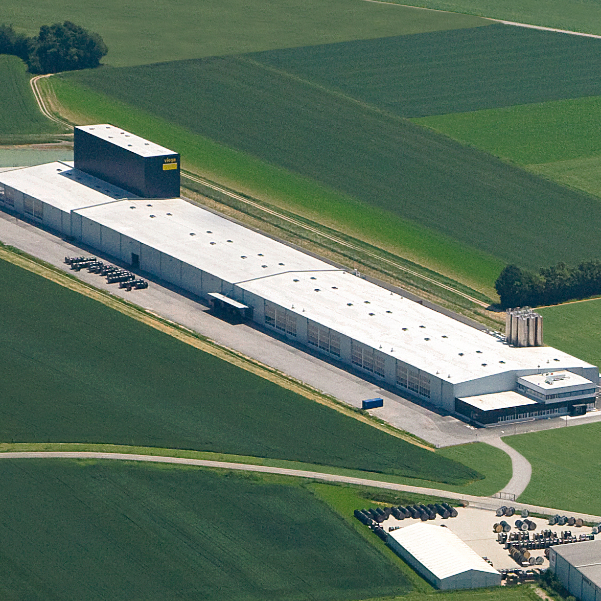 Luftbildaufnahme des Fabrikationsgebäudes der Firma Viega in Niederwinkling