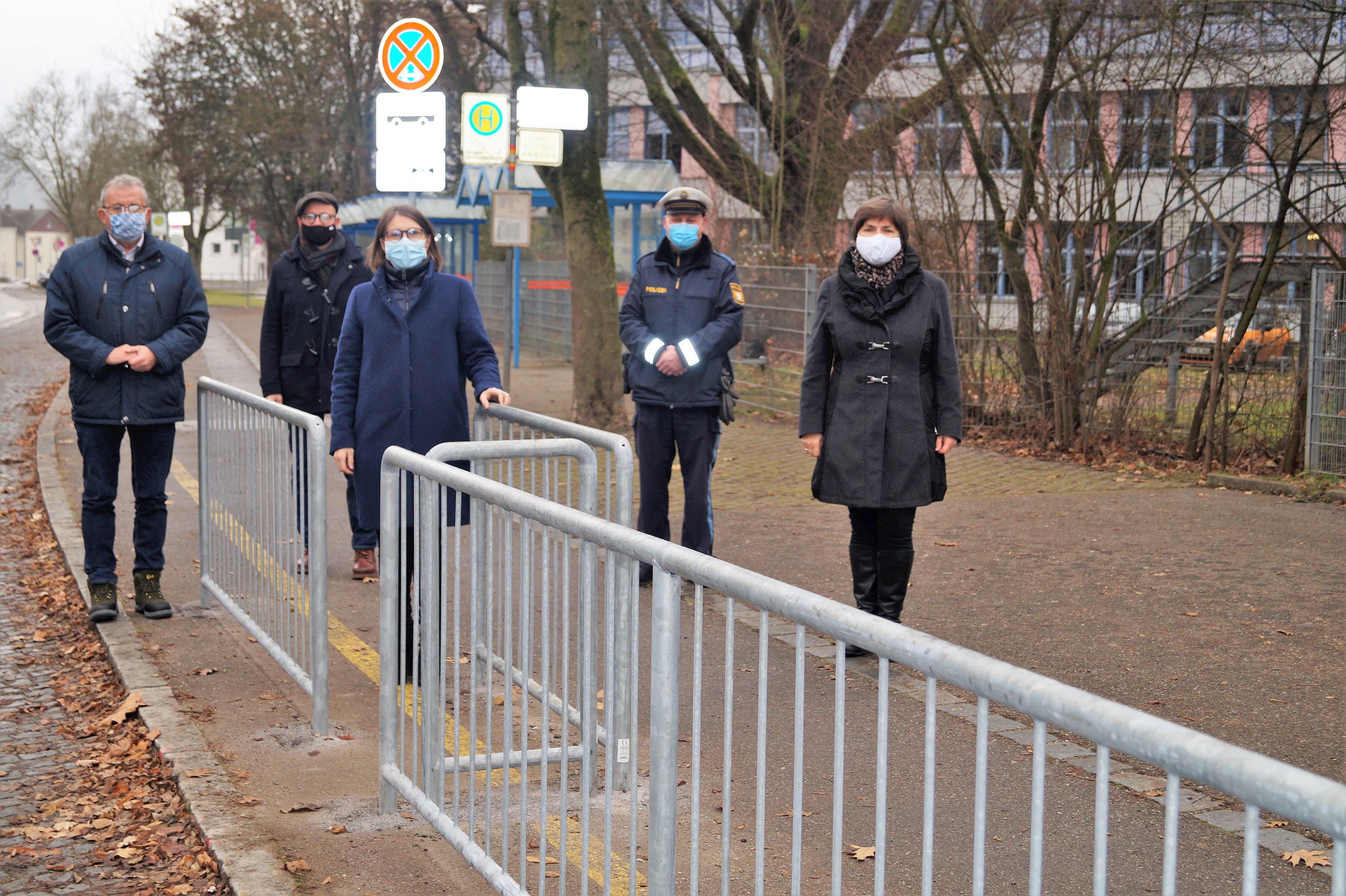 Landrat Josef Laumer, Helmut Winklmeier (Ordnungsamt Stadt Bogen), Bogens Bürgermeisterin Andrea Probst, Roland Kappelmann (Polizeiinspektion Bogen) und Rita Kienberger (Sachgebiet Verkehrswesen am Landratsamt, von links) stehen an einem der neuen Absperrgitter an der Bushaltestelle beim Schulzentrum in Bogen.